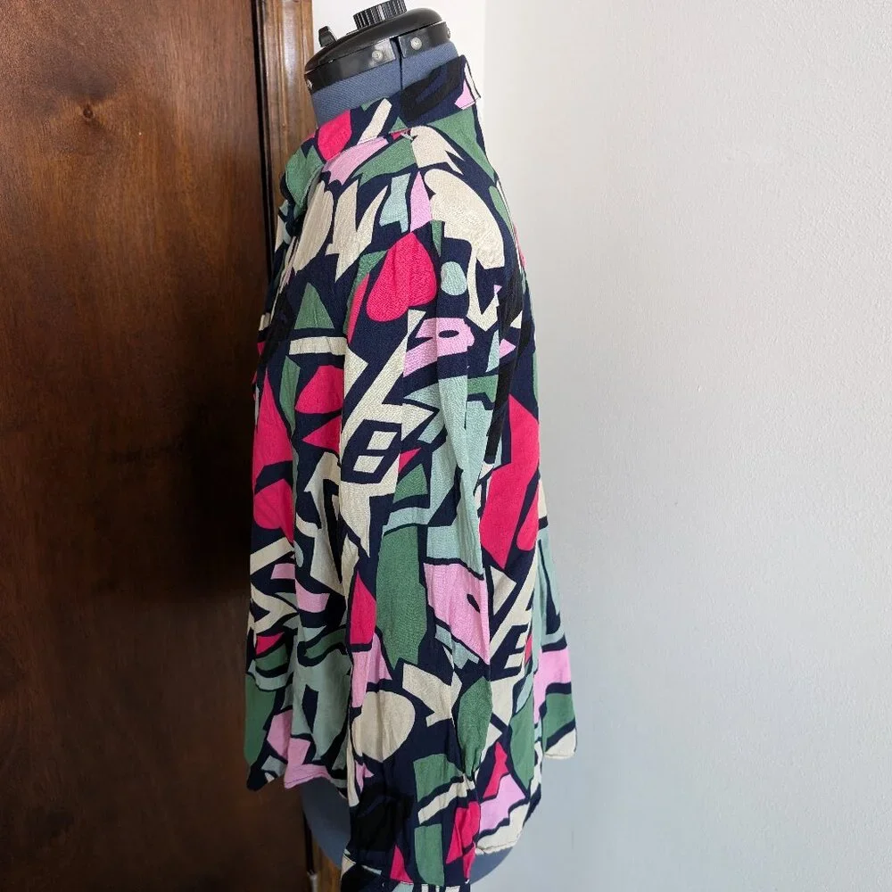 Geometric Patterned Button-Up Shirt - Picture 4 of 9